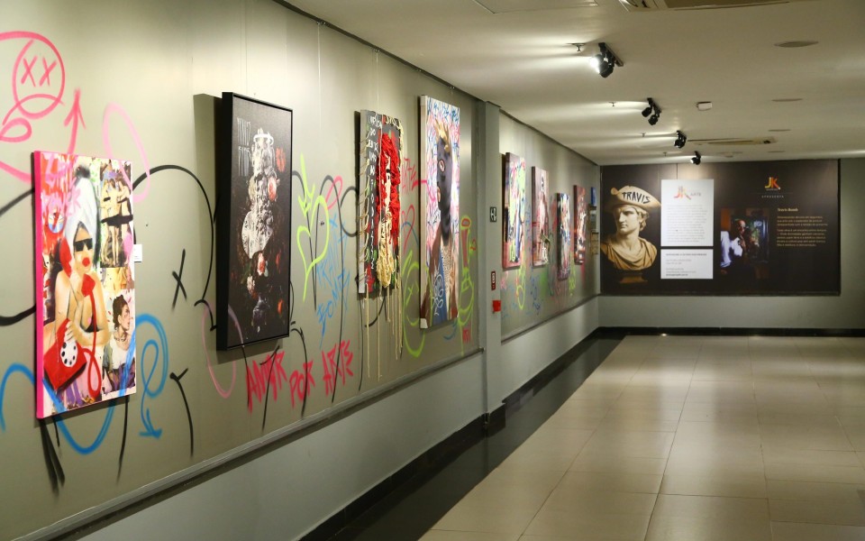 Urbano e clássico em colisão criativa: “O Último dos Piratas” ocupa o JK Espaço Arte