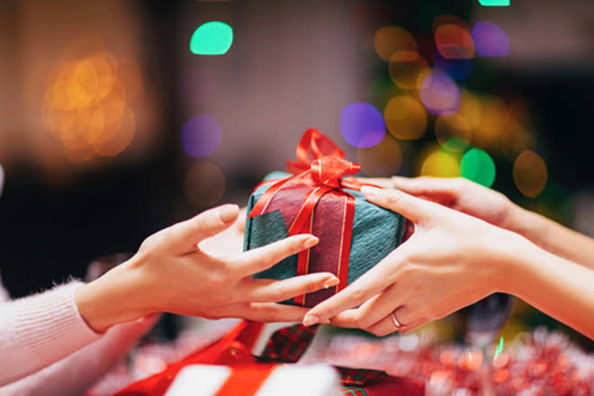 Como fazer amigo secreto diferente? 16 variações de festas, sites e dicas  de presentes