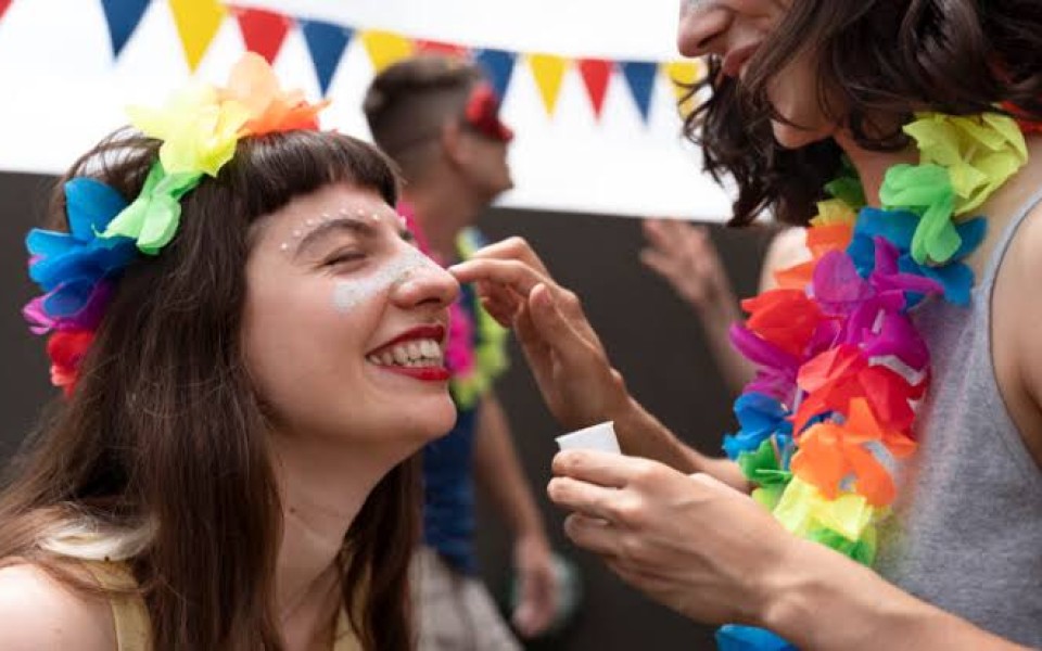 Skincare de Carnaval: cuidados pré e pós-bloquinho para brilhar sem preocupações