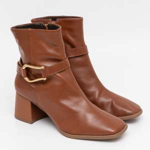 BOTA FIVELA CARAMELO EM COURO