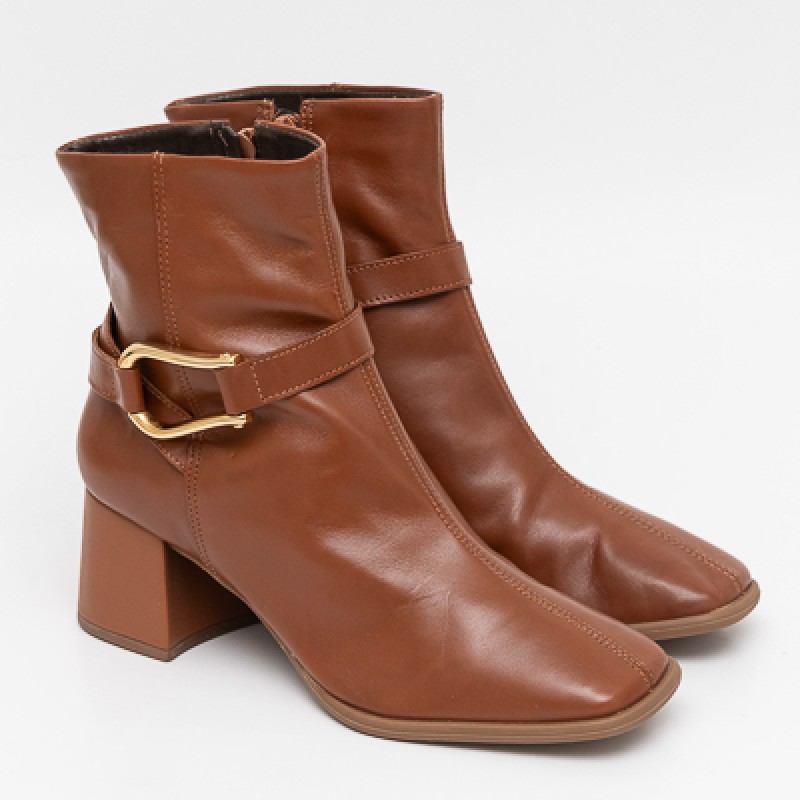 BOTA FIVELA CARAMELO EM COURO